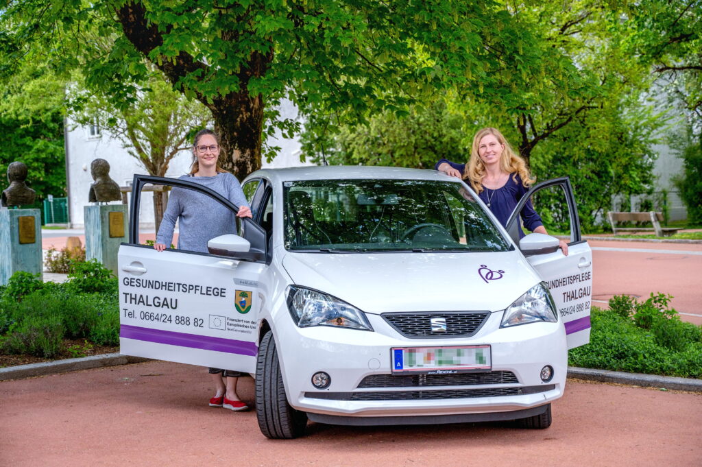 Foto von den Community Nurses in Thalgau vor dem Projekt E-Auto