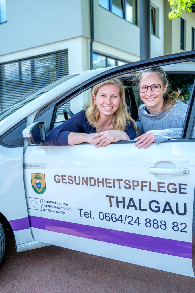 Christina Kubesch und Magdalena Fischill-Neudeck im Community NUrsing Auto